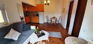 Maja Apartament *