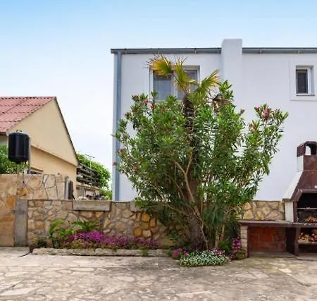 Apartment Maja *